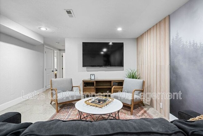 Building Photo - 3870 N Honeysuckle Dr Unit B