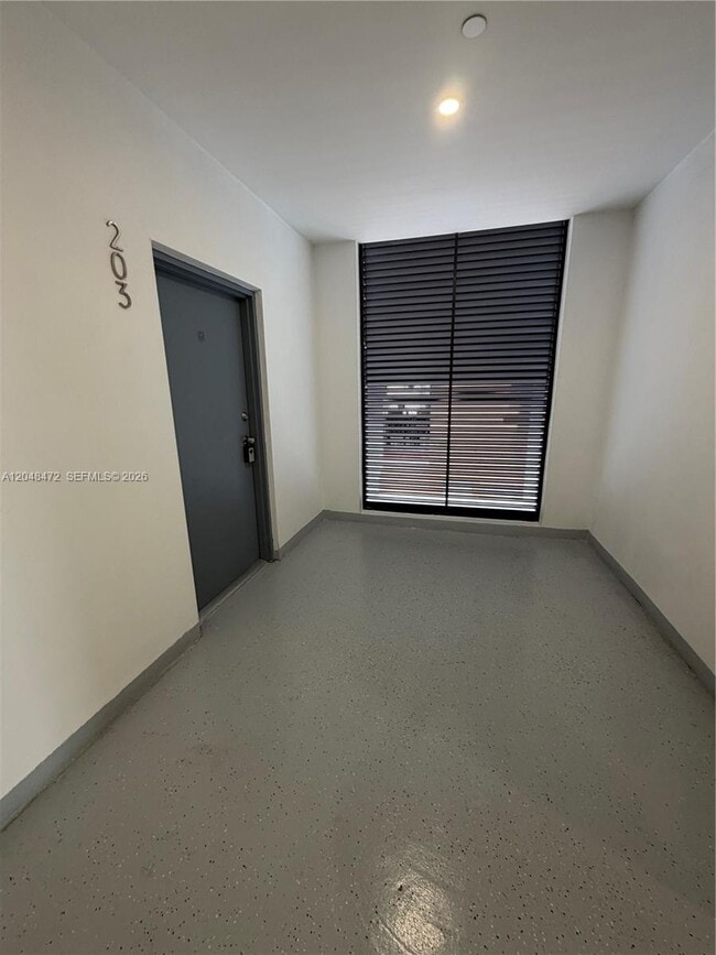 Building Photo - 879 E 24th St Unit 203