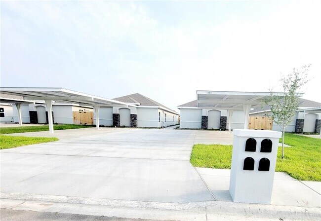 Building Photo - 13 13th St Unit 2