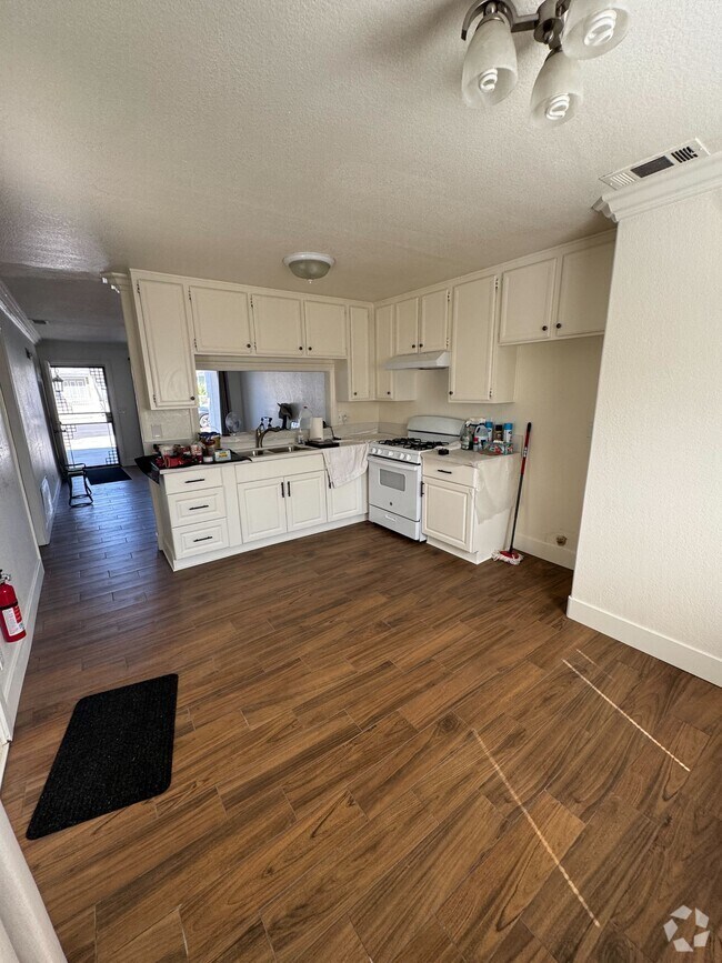 Building Photo - 1687 Sycamore St Rental
