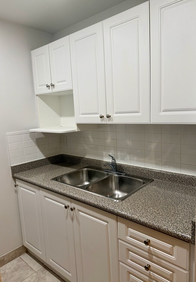Photo - RENOVATED Bachelor with 1 Bath in PRIME ETOBICOKE - Royal York Gardens Unité BACH