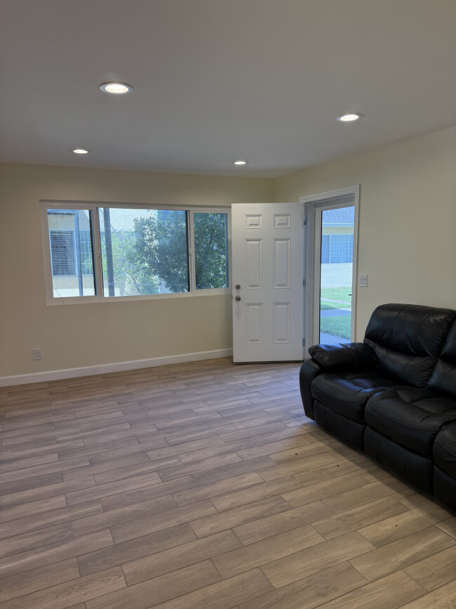 Building Photo - 1119 N Banning Blvd Unit C