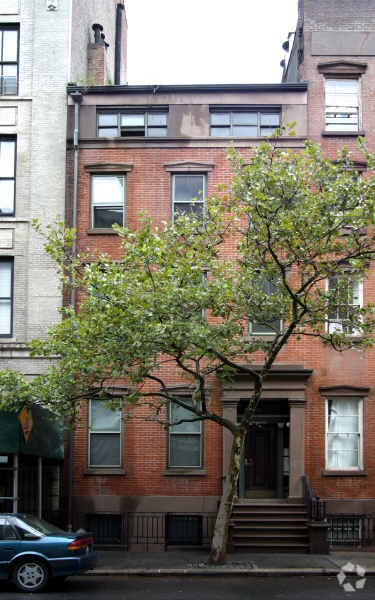 Photo - 335 W 11th St