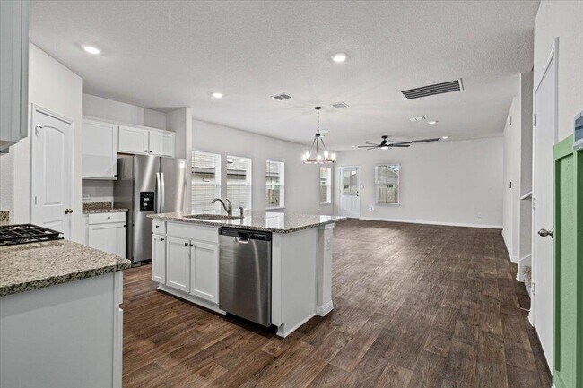 20221 Heinrich Ln