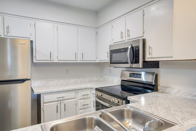 Photo - 335 Railroad St Apartment Unit KM 3bd/1ba (Smith)
