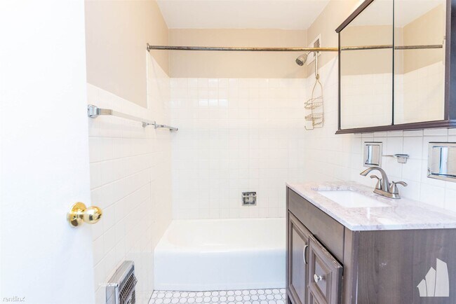 Photo - 1 br, 1 bath Condo - 6157 N Sheridan Rd