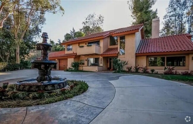 Building Photo - Spacious 5-Bedroom Home for Rent in Prime ...
