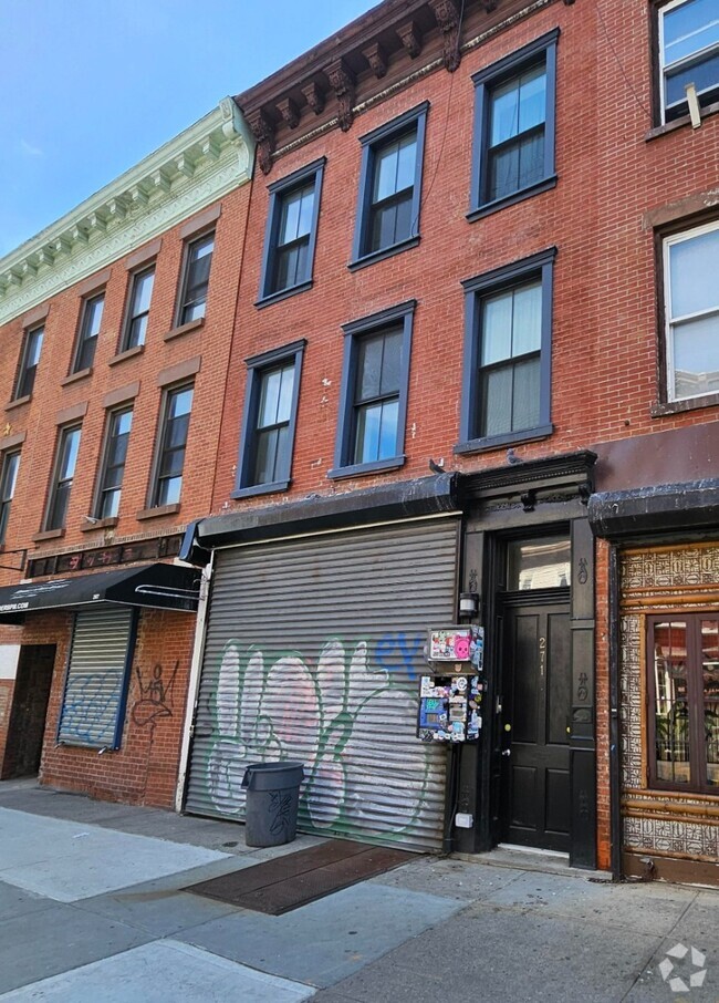 Building Photo - Location reigns supreme! Rental