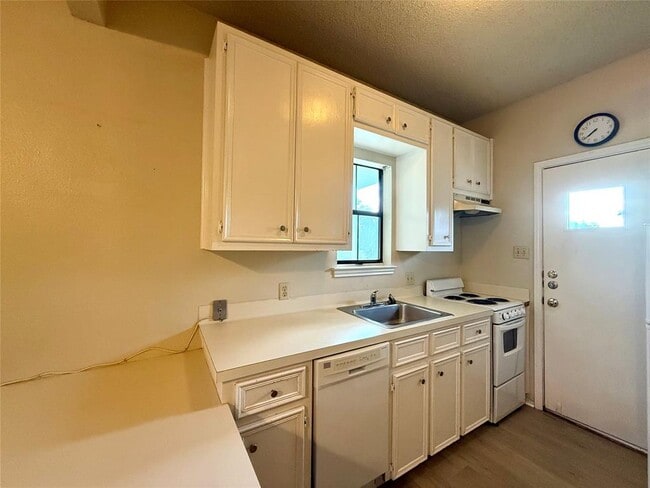 Photo - 4401 Speedway Unit 305