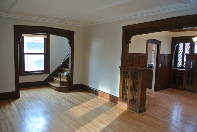 Sala de estar/comedor en la planta principal - 180 fairview ave s