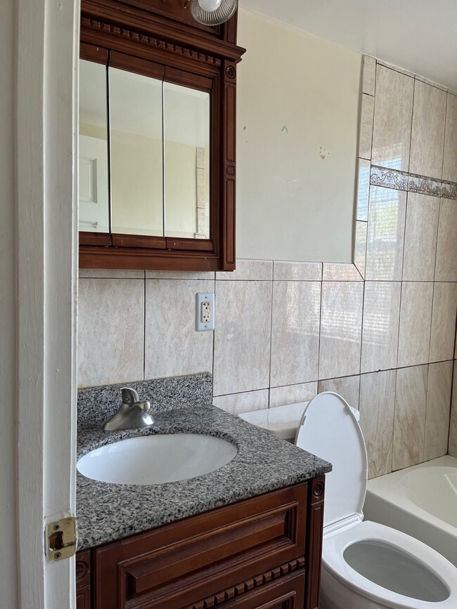 Bathroom - 912 Barnaby St SE Unidad 103