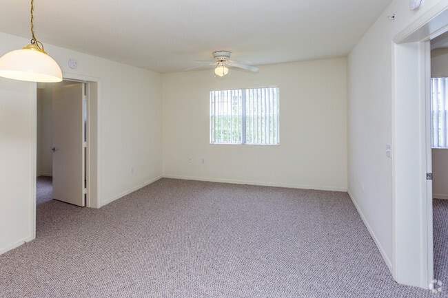 2BD, 2BA - 841 SF