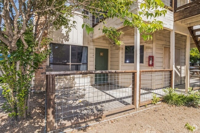 Building Photo - 421 W San Antonio St Rental