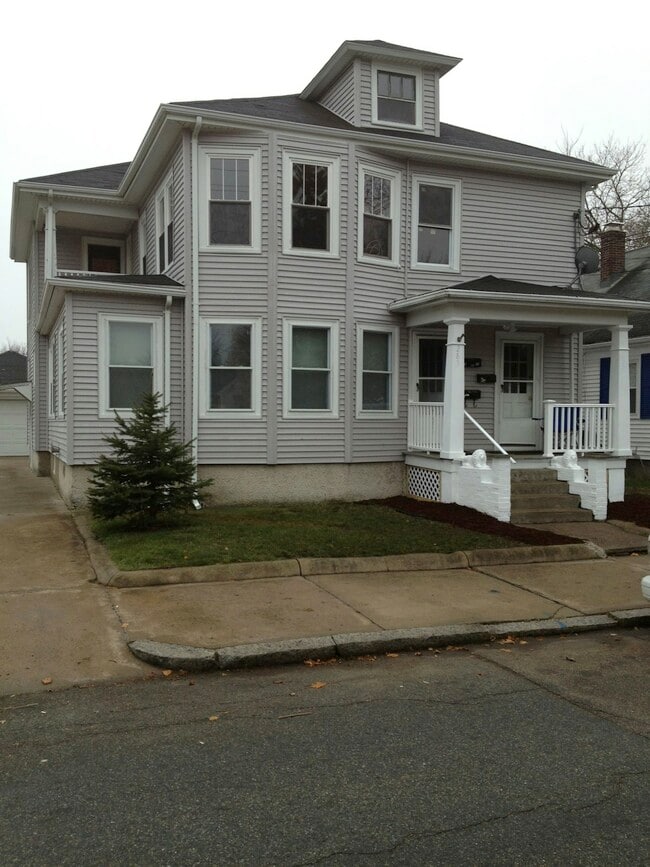 Building Photo - 285 Baxter St Unit front Rental
