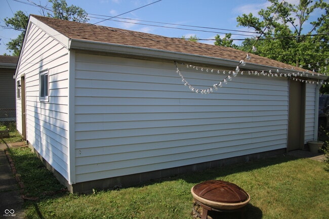 Photo - 2121 Main St