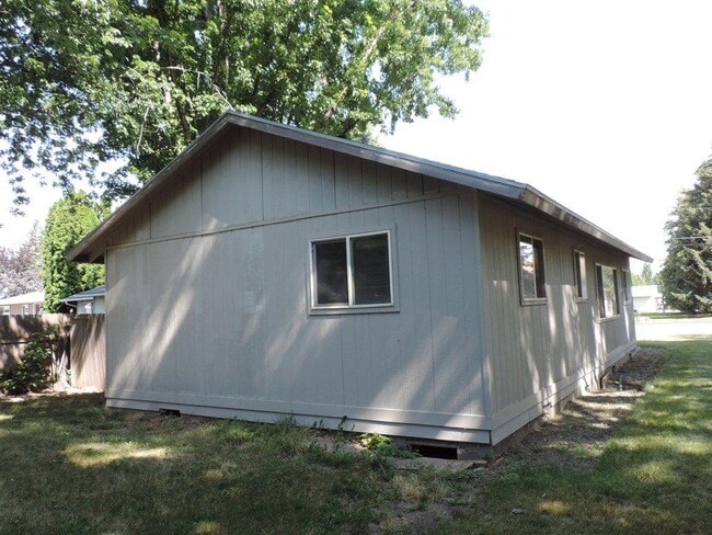 Photo - 355 W 6th St