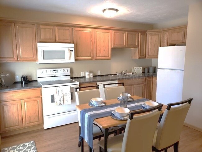 Photo - LOOKING FOR MORE SPACE? TRY US! 3 BD, 2 BA... Unidad 302 Scott Pl