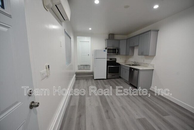7260 Yolanda Ave