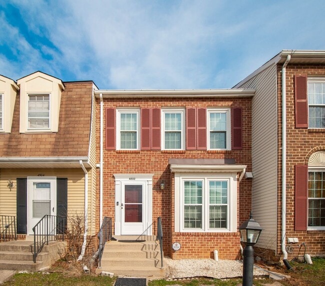 Building Photo - Gorgeous and updated 3Bd/2.5Bth townhome in the Town of Forest Hills! w/2 assigned parking space!