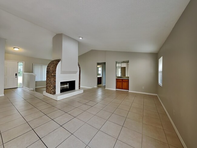 Photo - 102 Cascade St