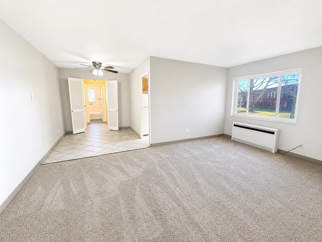 Photo - SAVOY APTS -- 058