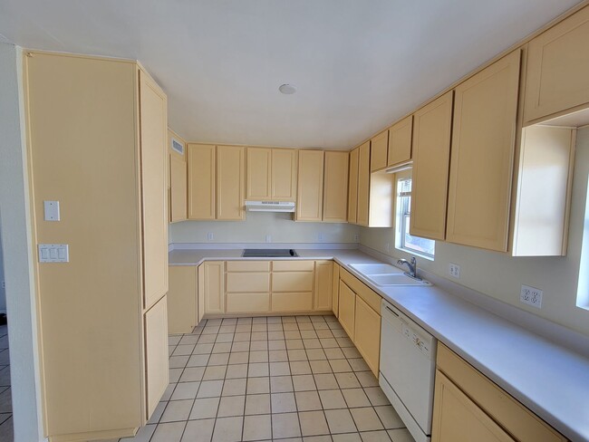 Photo - 1098 Rose Ave