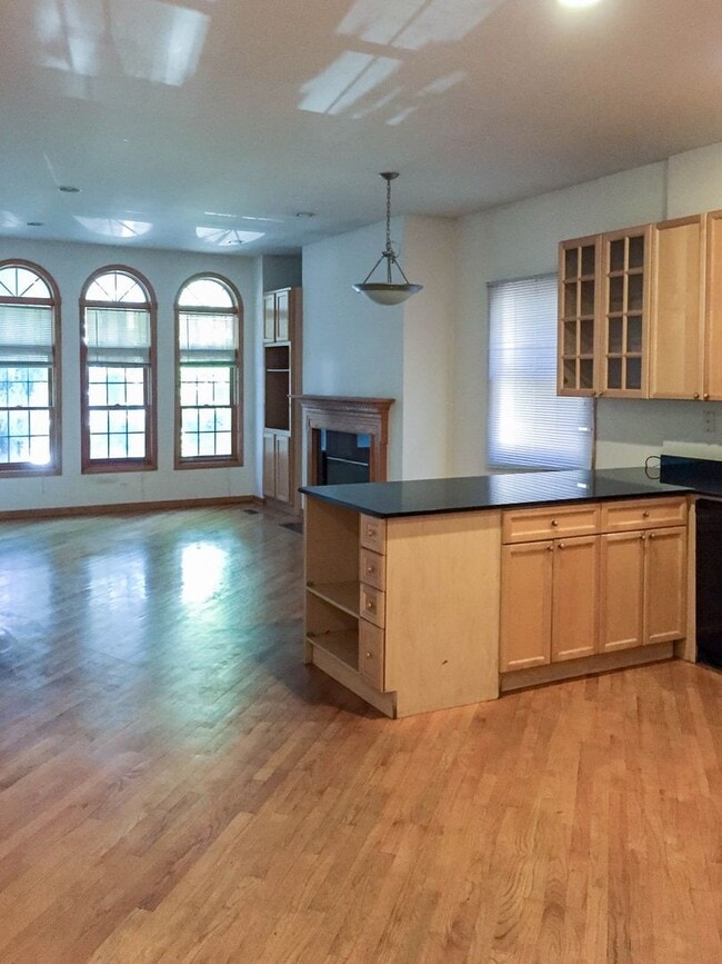 Building Photo - 2732 N Wayne Ave Unit 2732-1N