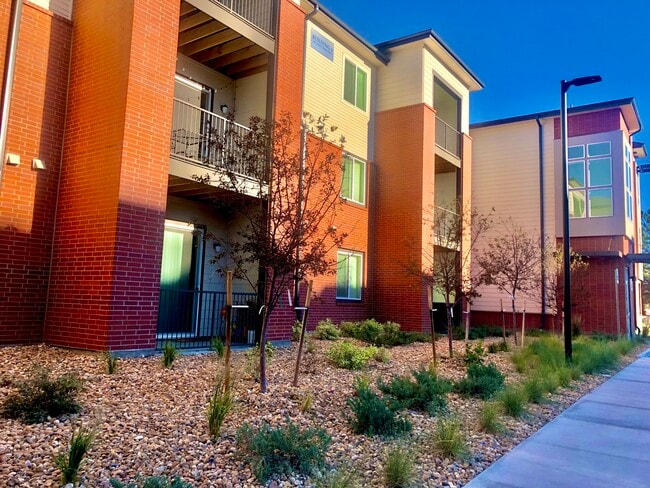 Outside Building - 981 S Sable Blvd Unit 107
