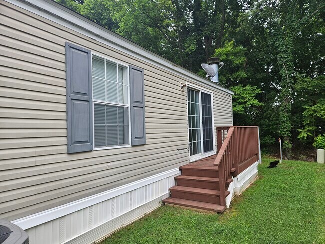 Photo - 166 Lynnwood Cir