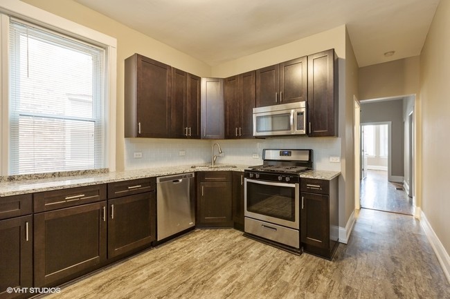 Stainless Steel Appliances - 909 N Leavitt Apartments