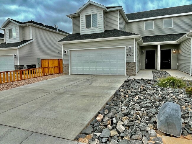 Building Photo - Adorable 3-Bedroom Townhome with 2-Car Gar...