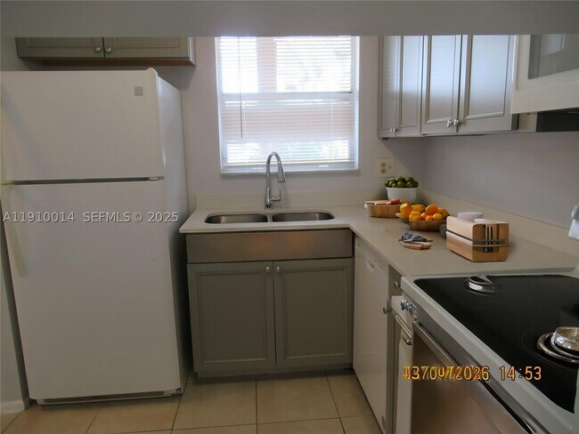 Building Photo - 8400 Sunrise Lakes Blvd Unit 106