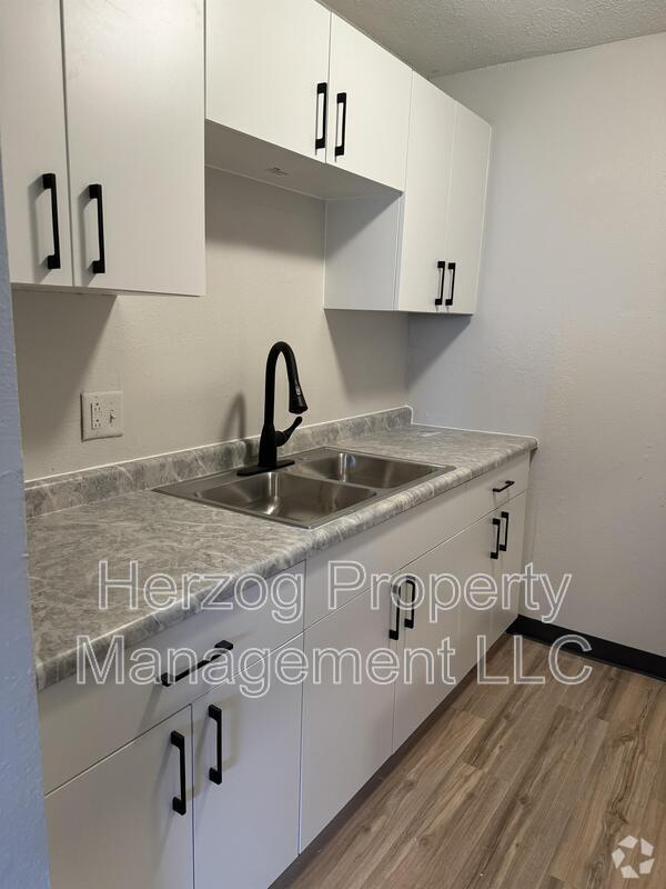 Building Photo - 307 27th St SW Unit Apt 16