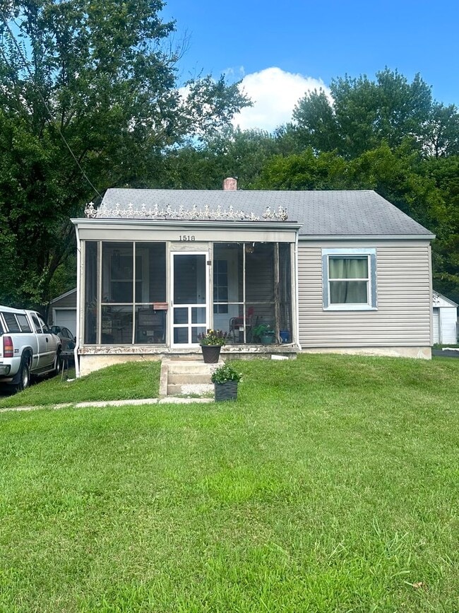 Building Photo - Charming 2 Bed, 1 Bath Home with Screened Front Porch!