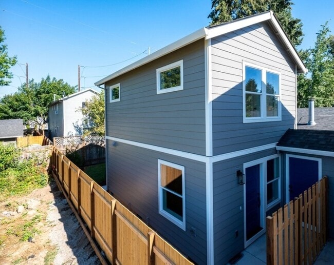 Building Photo - Charming 2BR House in Portland with Fully Fenced Backyard