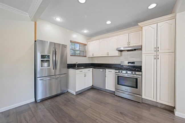 Photo - 1535 Plunkett St