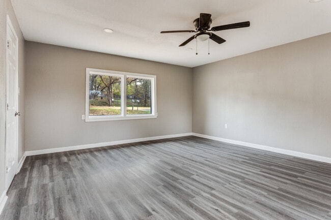 Photo - 1612 Woodview Dr