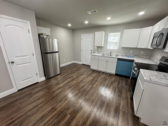 Building Photo - 301 Doyle St