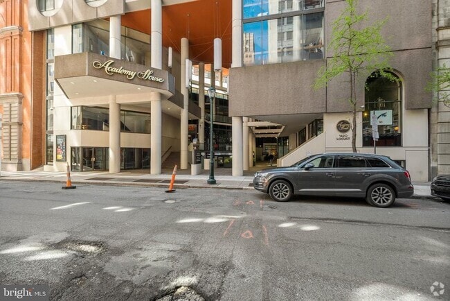 Building Photo - 1420 Locust St Rental