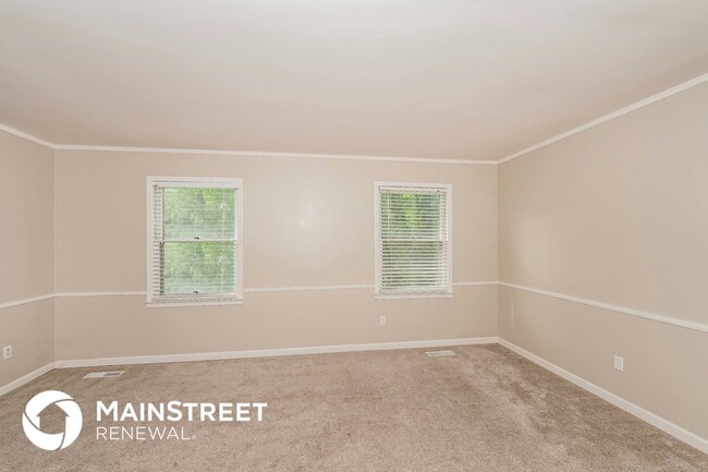 Photo - 636 Cresap Cir NE