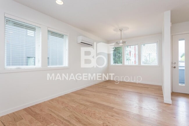 Photo - Close-In NE Portland – Modern, Energy-Efficient Duplex Unit LIKE NEW!