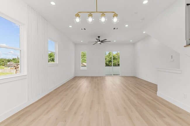 Photo - 3344 Sauer St