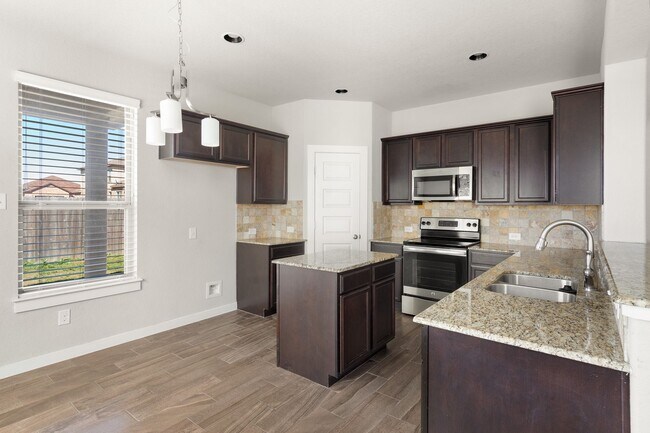 Photo - AVAILABLE NOW! Beautiful 3 bedroom Luxury Duplex, New Braunfels, Texas!