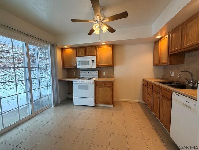 Photo - 1915 Young St