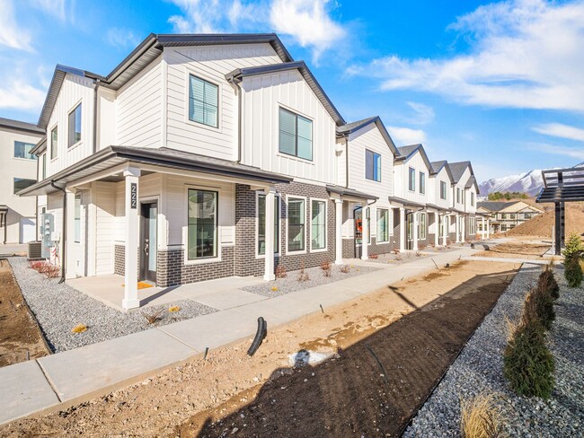 Building Photo - Beautiful 3-bedroom, 2.5-bath townhome