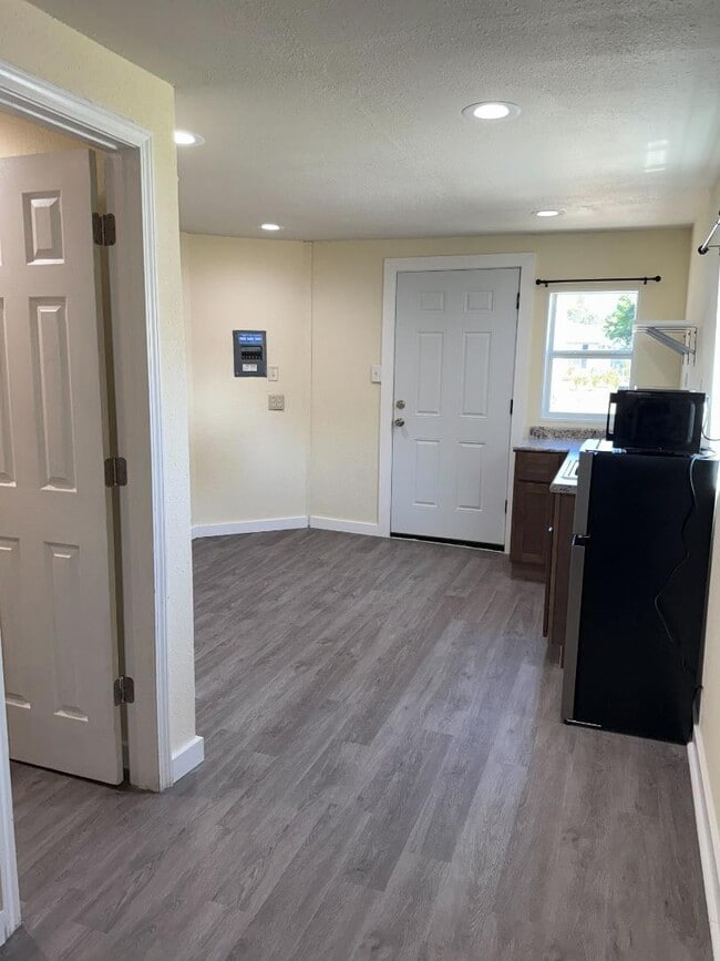 Building Photo - 3944 Clermont Dr Unit B Rental