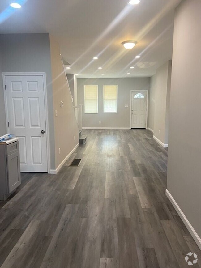 Building Photo - Remodeled Front Porch Row - Oak Lane Rental