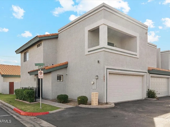 Building Photo - READY TO TOUR NOW! Charming 3-Bedroom 3-Bathroom Corner Townhouse in Peoria!