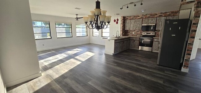 Photo - 1174 Victoria Ave