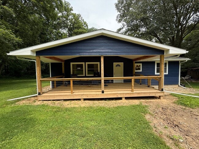 Building Photo - Beautiful 2 Bedroom in Secluded Area